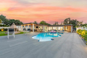 Spectacular Fun Villa, Football Field, Outdoor Cinema, Heated Pool, Gym, Fire Pit & More